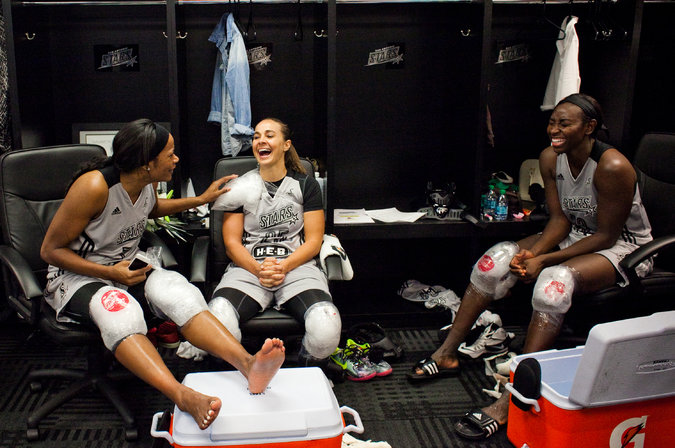 becky hammon en el centro tras un partido de la wnba