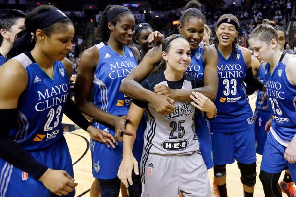 Becky Hammon abrazada por las jugadoras de las Lynx