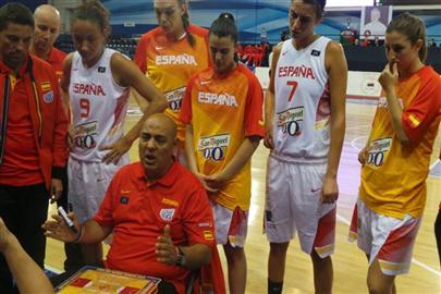 Lucas Mondelo dando instrucciones en un tiempo muerto