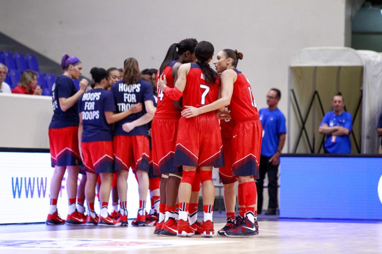Estados Unidos contra Australia. Foto: Catherine Steenkeste/NBAE via Getty Images)