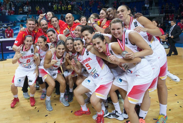 La selección femenina celebra la medalla de plata del Mundial de Turquía