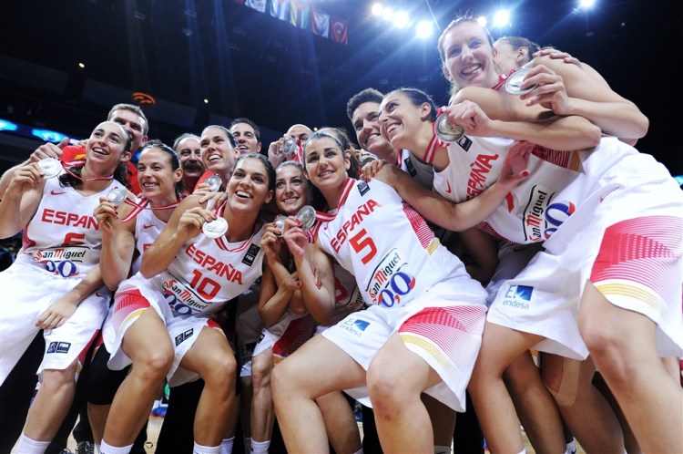 España celebra la medalla de plata del Mundial de Turquía