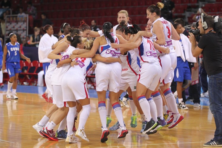 La selección de Serbia celebrando su pase a cuartos de final