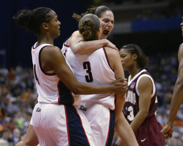 Diana Taurasi y Sue Bird celebrando el campeonato ganado en 2002 con la UConn