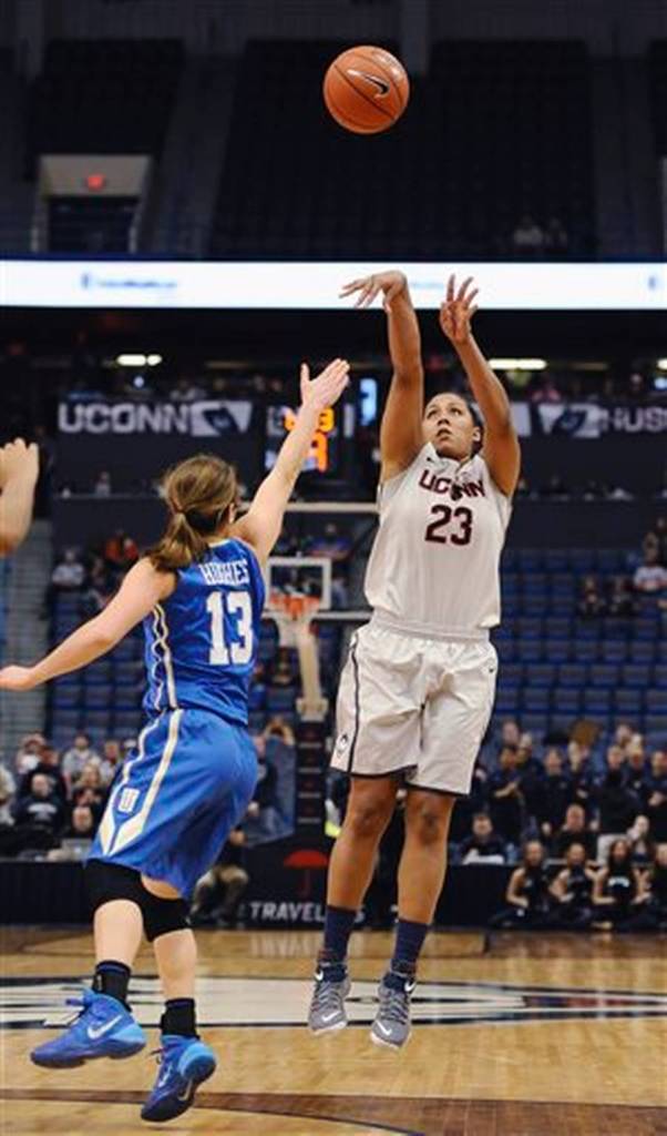 Ashley Hughes de azul.