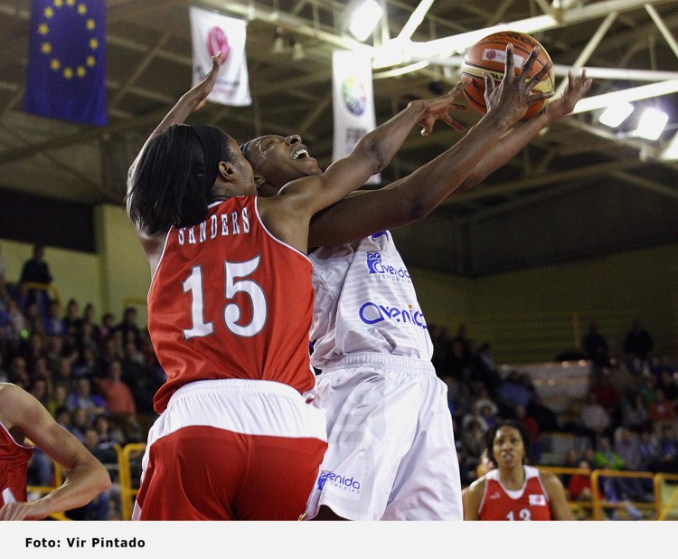 Perfumerías Avenida contra Agü Spor.