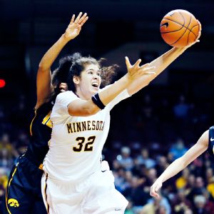 Amanda Zahui B. anotando 39 puntos y consiguiendo 29 rebotes en la victoria de Minnesota frente a Iowa.