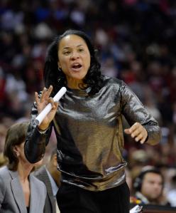 Dawn Staley dirigiendo un encuentro el pasado enero