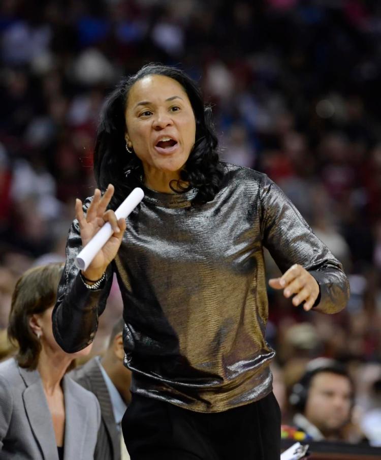 Dawn Staley dirigiendo un encuentro el pasado enero