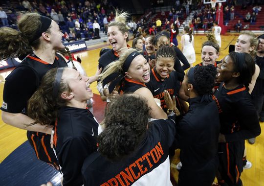 Las chicas de Princeton Tigers celebrando su temporada regular con pleno de victorias