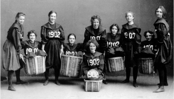 Equipo de baloncesto formado por la clase de 1902 de Smith College