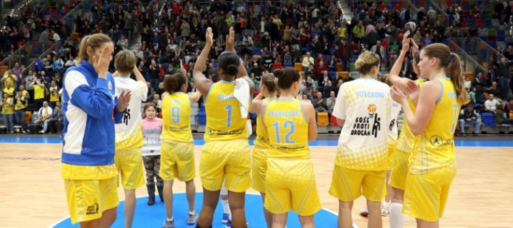 ZVVZ USK Prague celebrando con su afición el pase a la F4