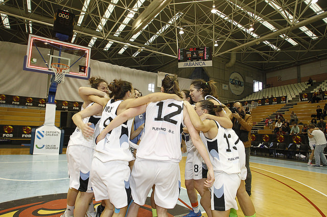 Plenilunio Distrito Olímpico celebrando el ascenso a Liga Femenina. 
