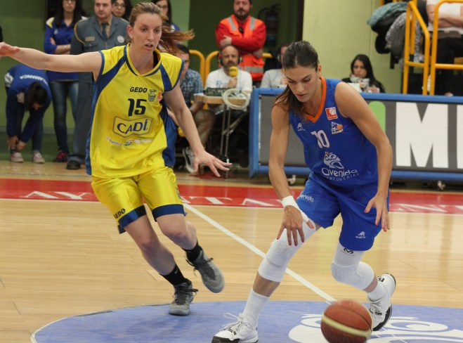 Marta Xargay y Laura Gil en un lance del tercer partido de las semifinales de Liga Femenina