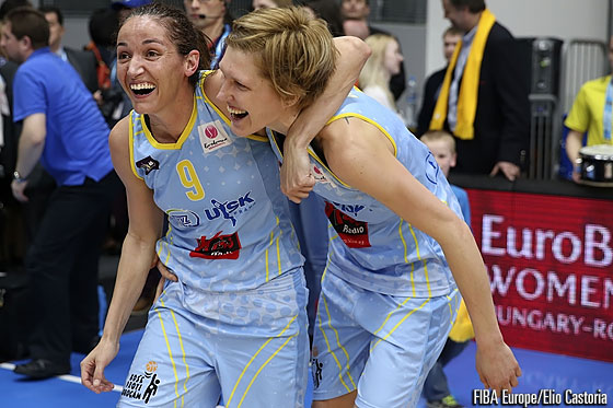 Laia Palau y Jana Veselá de ZVVZ USK Prague celebrando el pase a la final de la Euroliga Femenina. Laia Palau y Jana Veselá de ZVVZ USK Prague celebrando el pase a la final de la Euroliga Femenina.