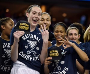 UConn celebrando su tercer título consecutivo de la NCAA. 