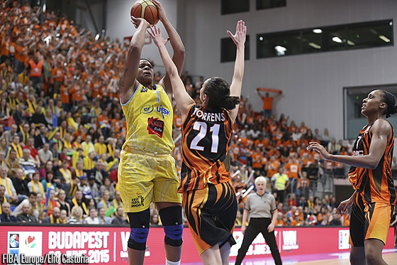 Kia Vaughn de ZVVZ USK Prague lanza por encima de Alba Torrens de UMMC Ekaterinburg. 