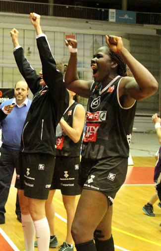 Vanessa Gidden celebrando una victoria. 