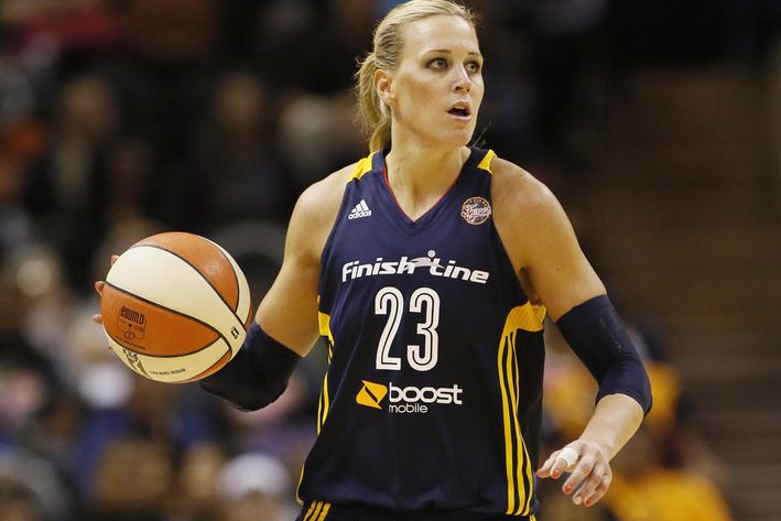 Katie Douglas jugando con Indiana