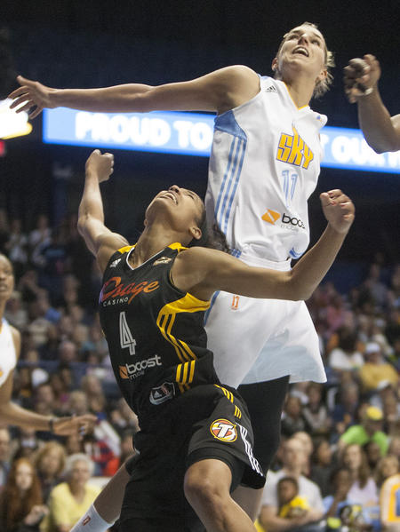 Elena Delle Donne se eleva por Skylar Diggins. Foto: South Bend Tribune/ROBERT FRANKLIN. South Bend Tribune/ROBERT FRANKLIN.Tulsa's Skylar Diggins watches a shot next to Chicago's Elena Delle Donne during the WNBA game between the Tulsa Shock and Chicago Sky on Sunday, June 2, 2013, inside the Allstate Arena in Rosemont, Ill. .