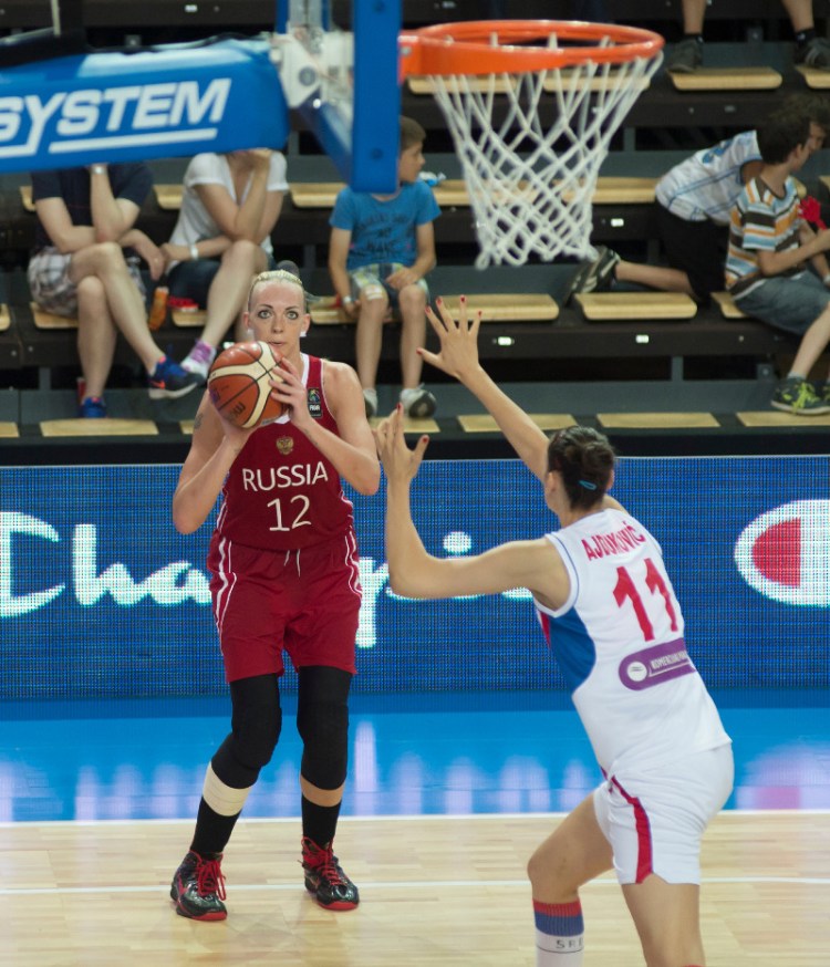 Irina Ospiva de Rusia tirando a canasta. Eurobasket de Hungría y Rumanía. 