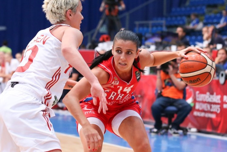 Ana Dabovic atacando frente a Isil Alben. Turquía - Serbia. Eurobasket de Hungría y Rumanía. 