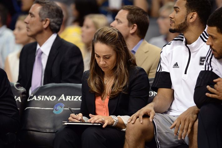 Becky Hammon entrenando a San Antonio Spurs