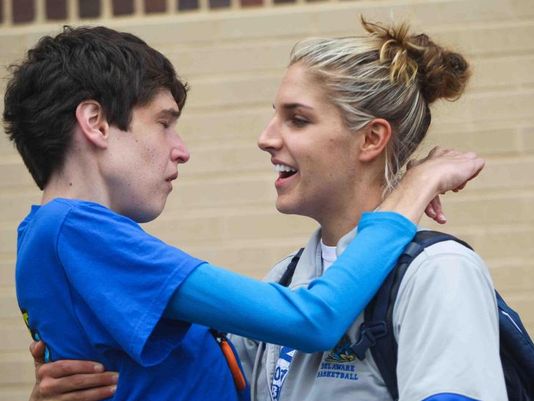 Elena Delle Donne junto a su hermana Lizzie. Elena Delle Donne junto a su hermana Lizzie.