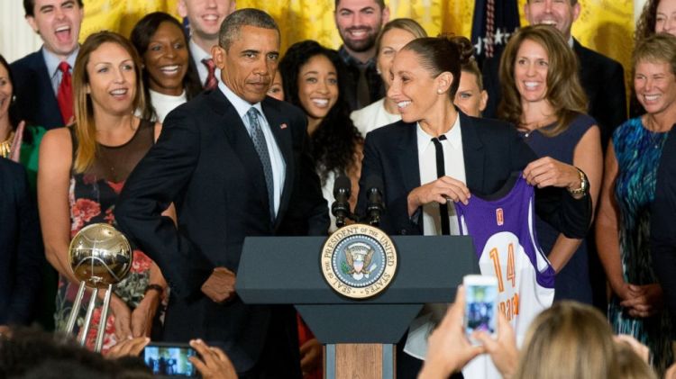 Barack Obama recibe a las vigentes campeonas de la WNBA, Phoenix Mercury, en la Casa Blanca