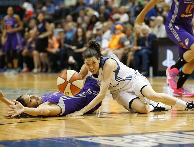 Anna Cruz y Marta Xargay disputando un balón