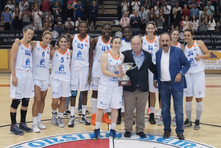 Perfumerías Avenida celebra su título de Campeón de Castilla y León