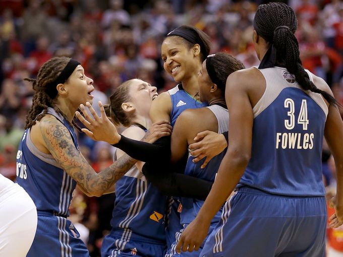 Minnesota Lynx celebra la victoria frente a Indiana Fever.