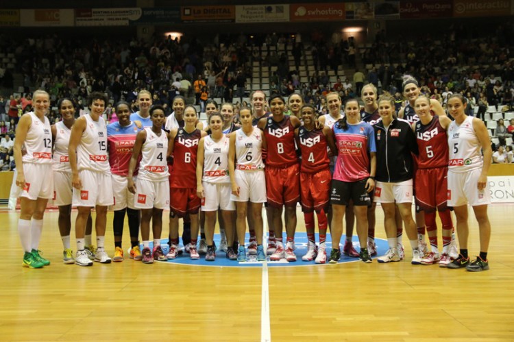 Jugadoras de Spar Citylift Girona y Estados Unidos al finalizar el encuentro
