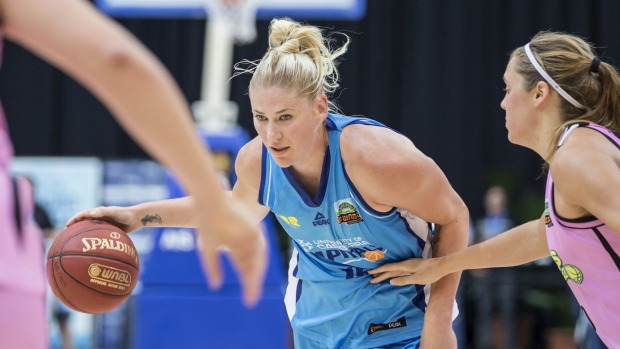 Lauren Jackson jugando con University of Canberra Capitals