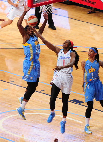Delisha Milton Jones defendiendo los colores de Atlanta Dream