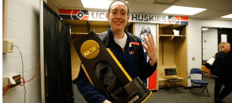Breanna Stewart celebrando el título de campeón de la NCAA con UConn