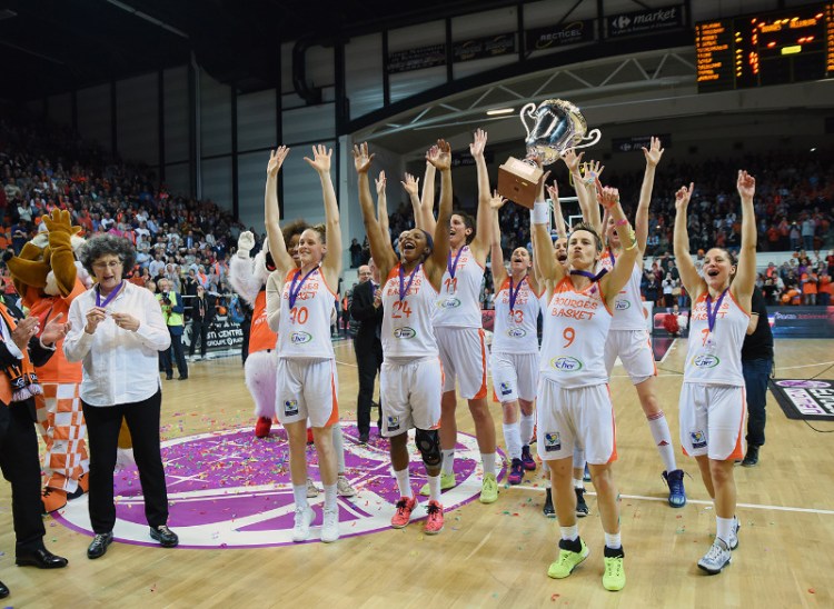 Tango Bourges Basket celebrando el título de campeón de Eurocup.