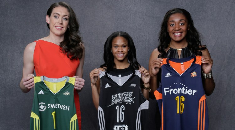 Las tres jugadoras de UConn mostrando las camisetas de los equipos al que pertenecen