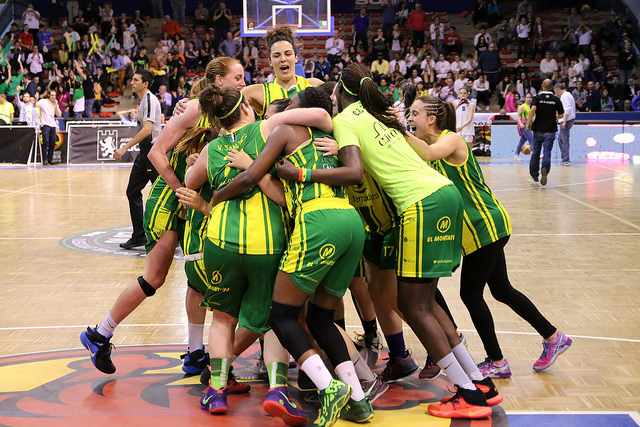 CB Al-Qázeres celebrando el ascenso a Liga Femenina