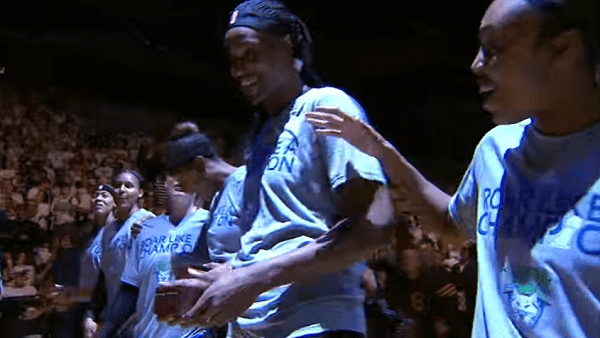 Las Minnesota Lynx recogiendo su anillo de campeonas de la WNBA