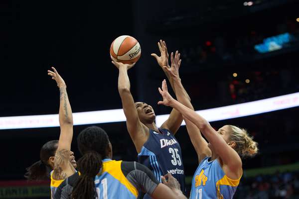 Angel McCoughtry de Atlanta Dream intenta tirar ante la defensa de Chicago Sky