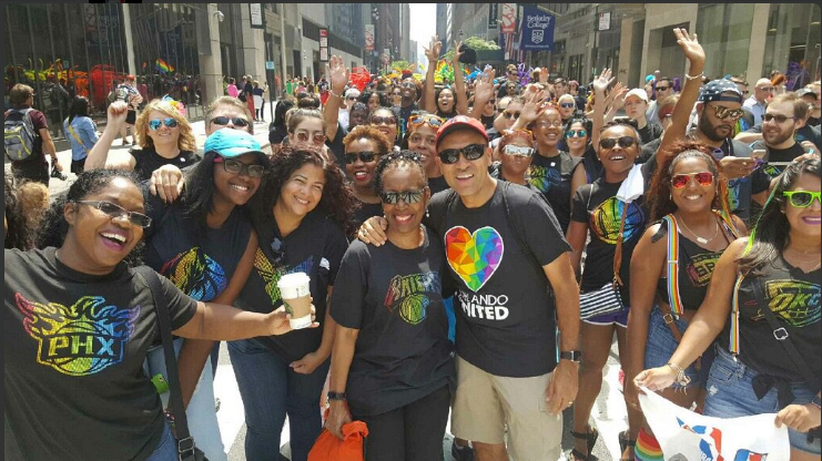 La WNBA y la NBA participando en el Orgullo de Nueva York