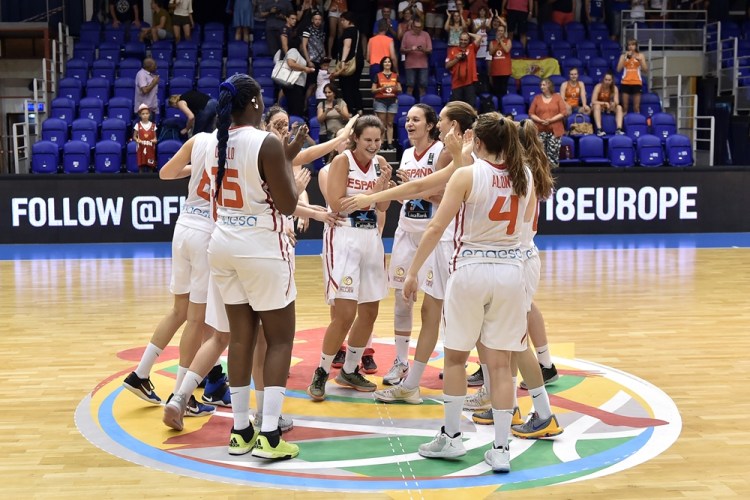 La Selección U18 Femenina celebrando el pase a la final en el Europeo de Hungría