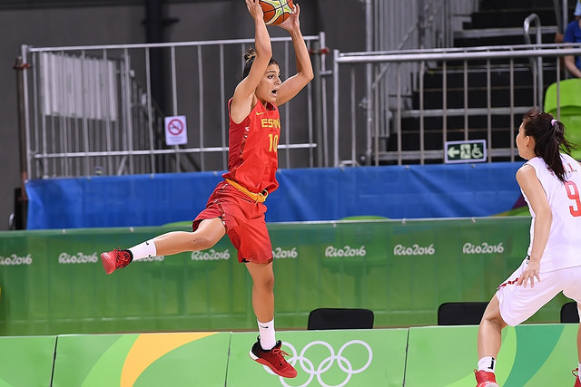 Marta Xargay intentando salvar el balón