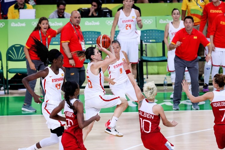 Anna Cruz en el momento del lanzamiento que da el pase a semifinales a España