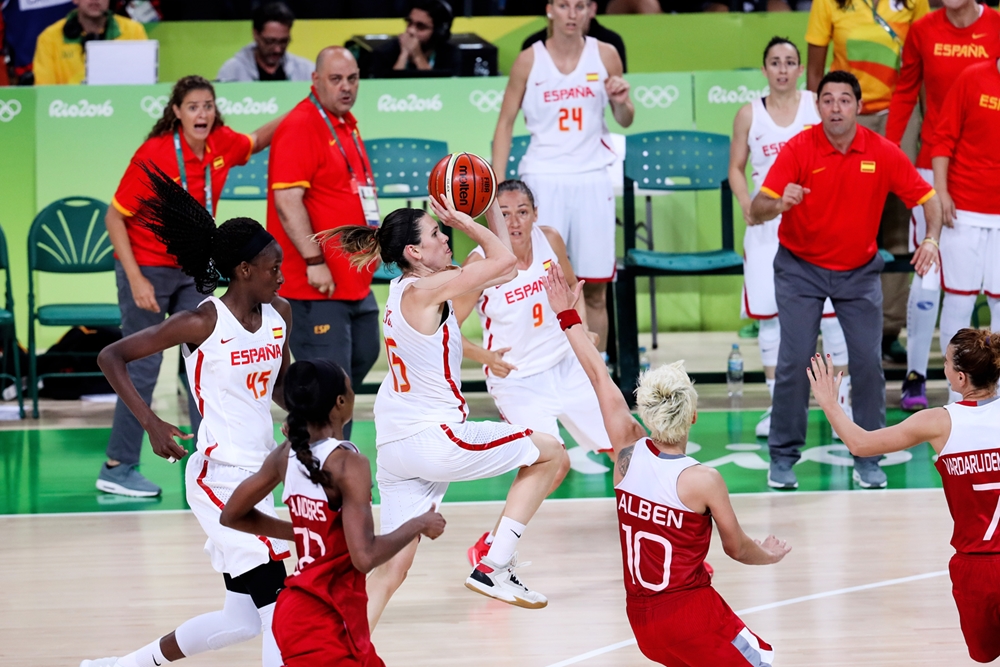Anna Cruz en el momento del lanzamiento que da el pase a semifinales a España
