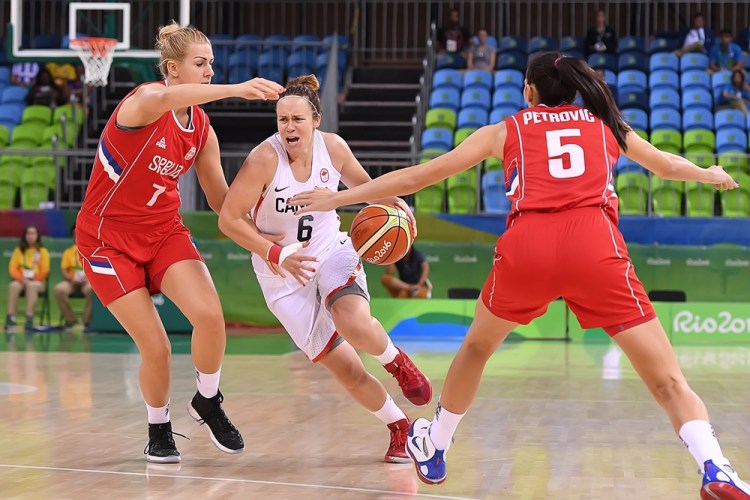 Shona Thorburn de Canadá intenta avanzar ante la defensa de Serbia