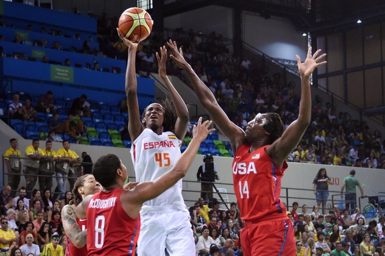 Astou Ndour intentando tirar a canasta frente a Estados Unidos