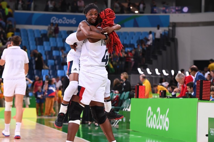 Isabelle Yacoubou y Olivia Epopupa celebran el pase de Francia a semifinales