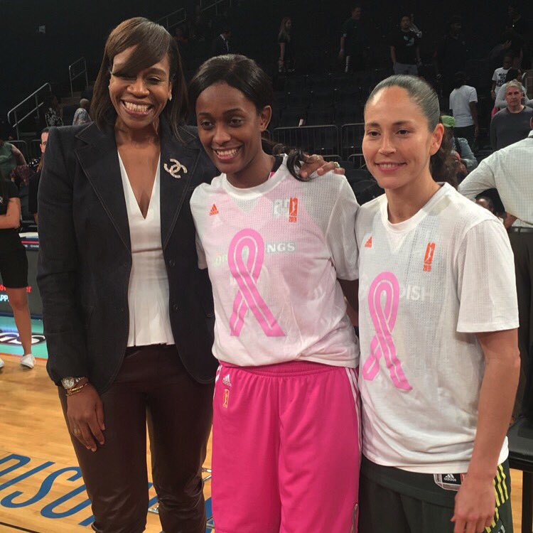 Swin Cash (centro) junto a Tina Thompson (izquierda) y Sue Bird (derecha)